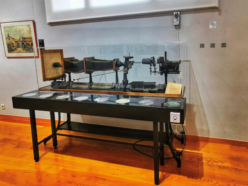 Rialia Leitz Microscope