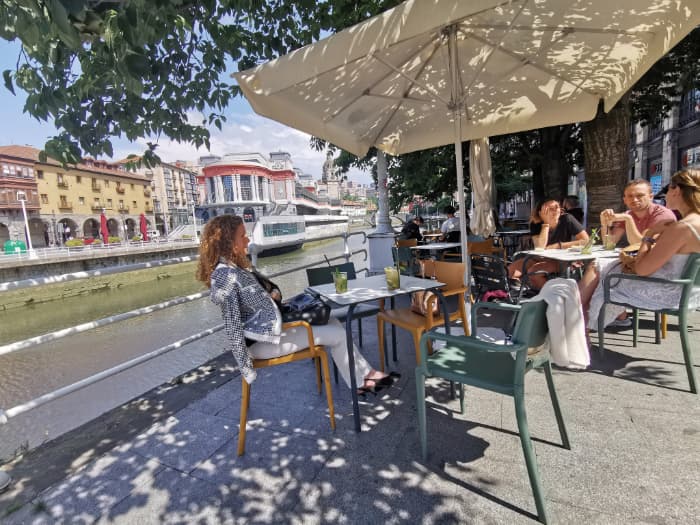 terraza en la ria de Bilbao